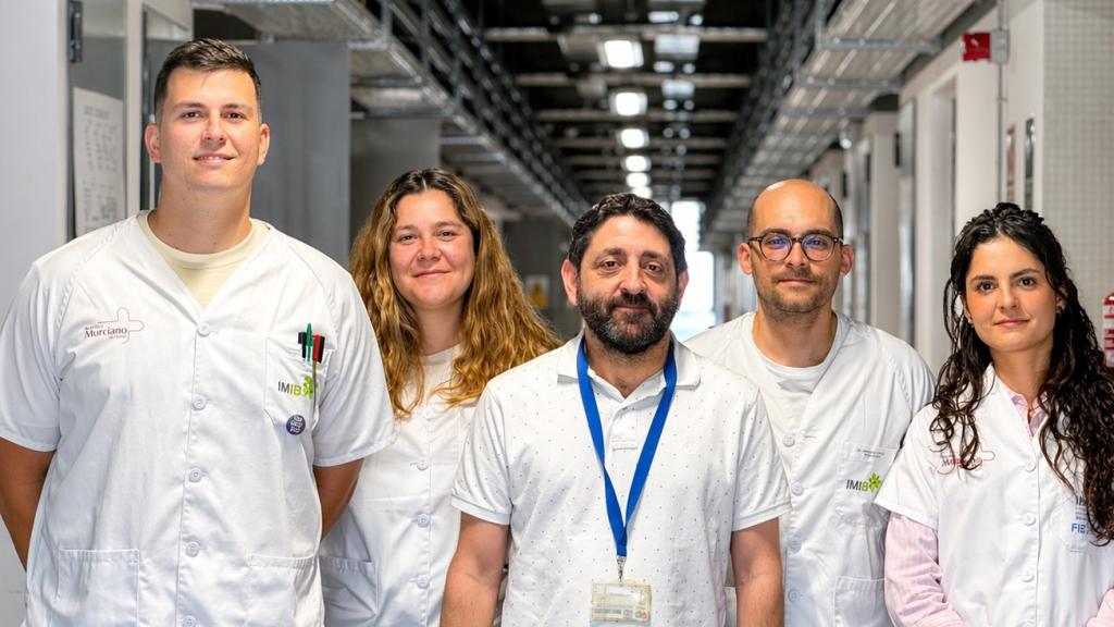 Alberto Baroja (en el centro) y su equipo del IMIB.