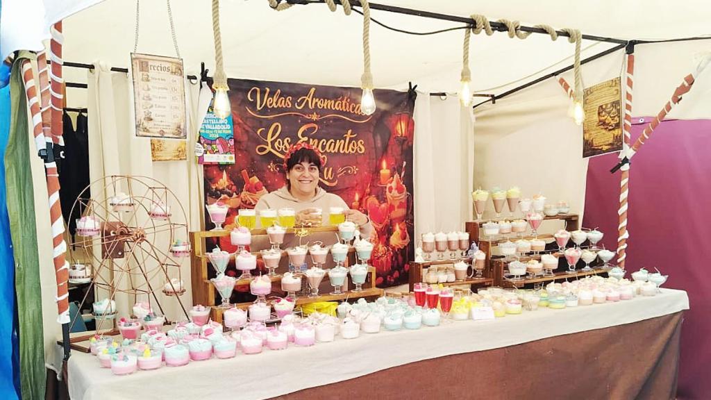 Marta en su puesto de 'Los Encantos de Lu' en el Mercado Castellano de Valladolid.