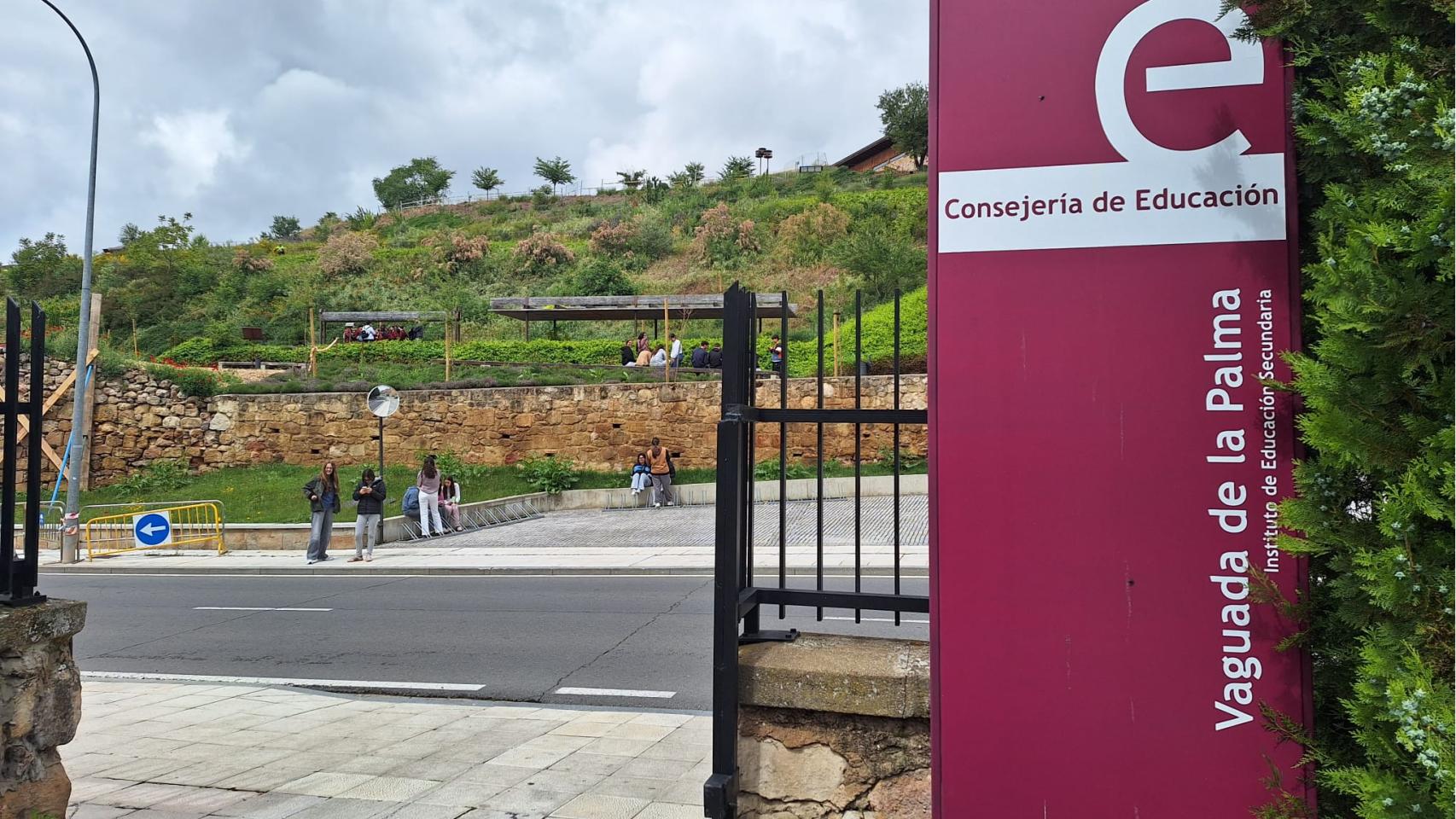 Vistas desde la salida del Instituto a los restos de la antigua muralla de Salamanca, al fondo, alumnos.
