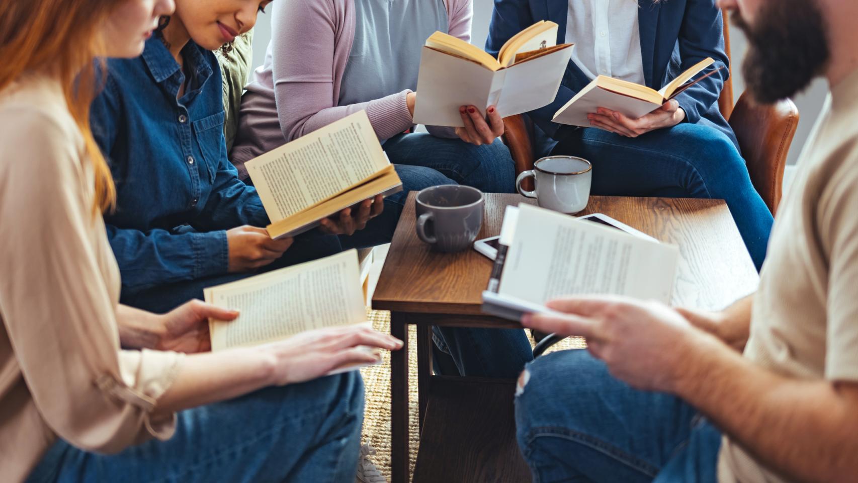 Disfrutar de la lectura y el aprendizaje en la biblioteca.