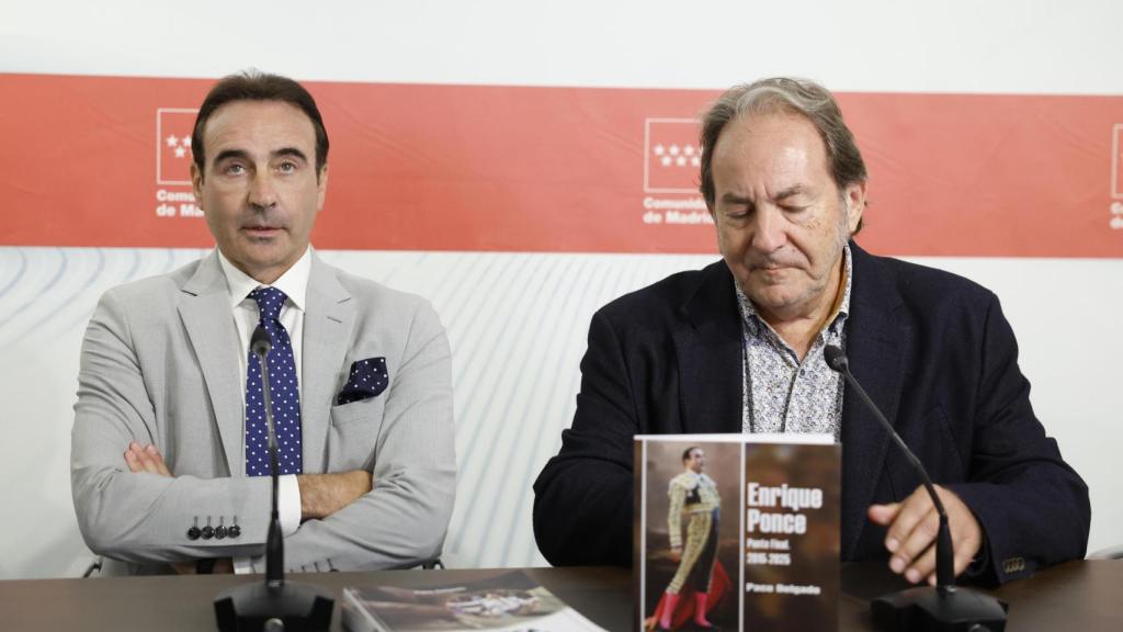 Enrique Ponce con el autor de su libro.