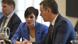 El presidente del Gobierno, Pedro Sánchez, acompañado por la ministra de Vivienda y Agenda Urbana, Isabel Rodríguez, en Moncloa.