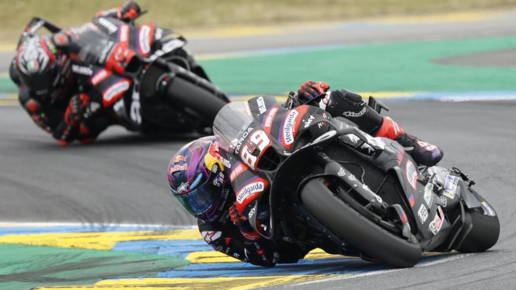 Jorge Martín, por delante de Marco Bezzecchi durante el GP de Francia.