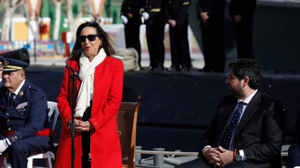 Margarita Robles y Fernando López Miras, durante la entrega a la Armada del submarino Isaac Peral S-81.