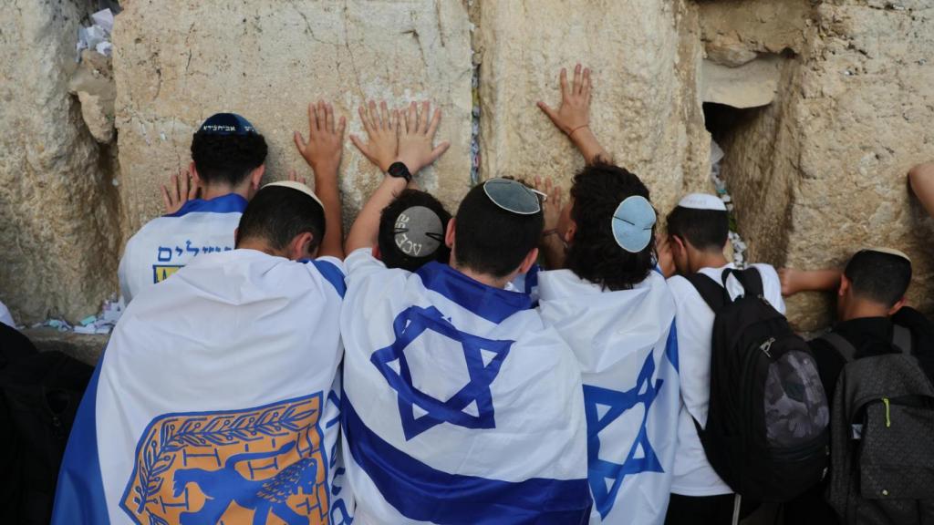 Jóvenes israelíes rezan en la plaza del Muro Occidental durante las celebraciones del 59.º Día de Jerusalén y la Marcha de las Banderas en la Ciudad Vieja de Jerusalén.