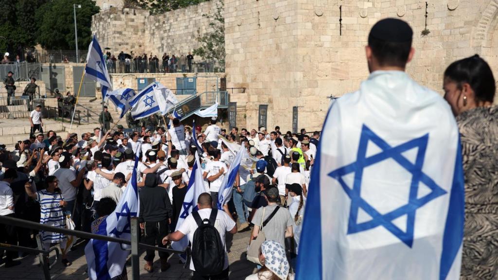 Israelíes de derecha se reúnen para la Marcha de las Banderas anual cerca de la Puerta de Damasco, en la Ciudad Vieja de Jerusalén.