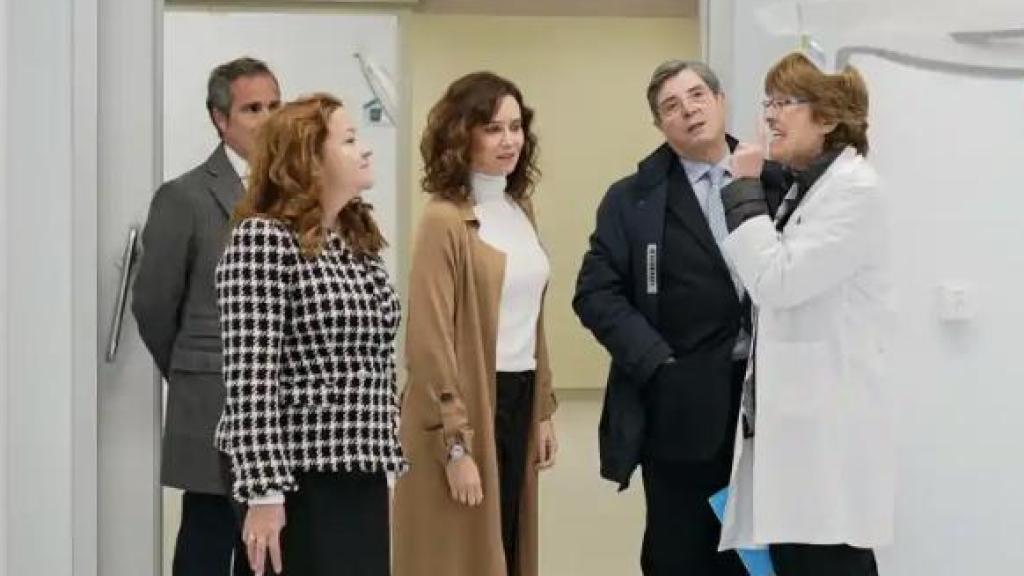 Ayuso durante la visita de la finalización de las obras del 12 de Octubre.