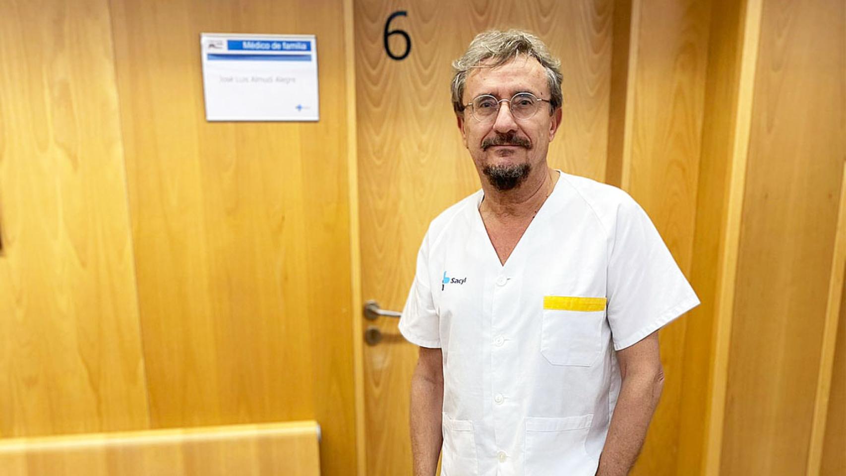 Imagen de José Luis Almudí en su consulta. 