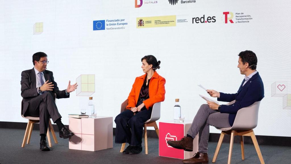 El ministro Óscar López y Calissa Véliz, en Barcelona.