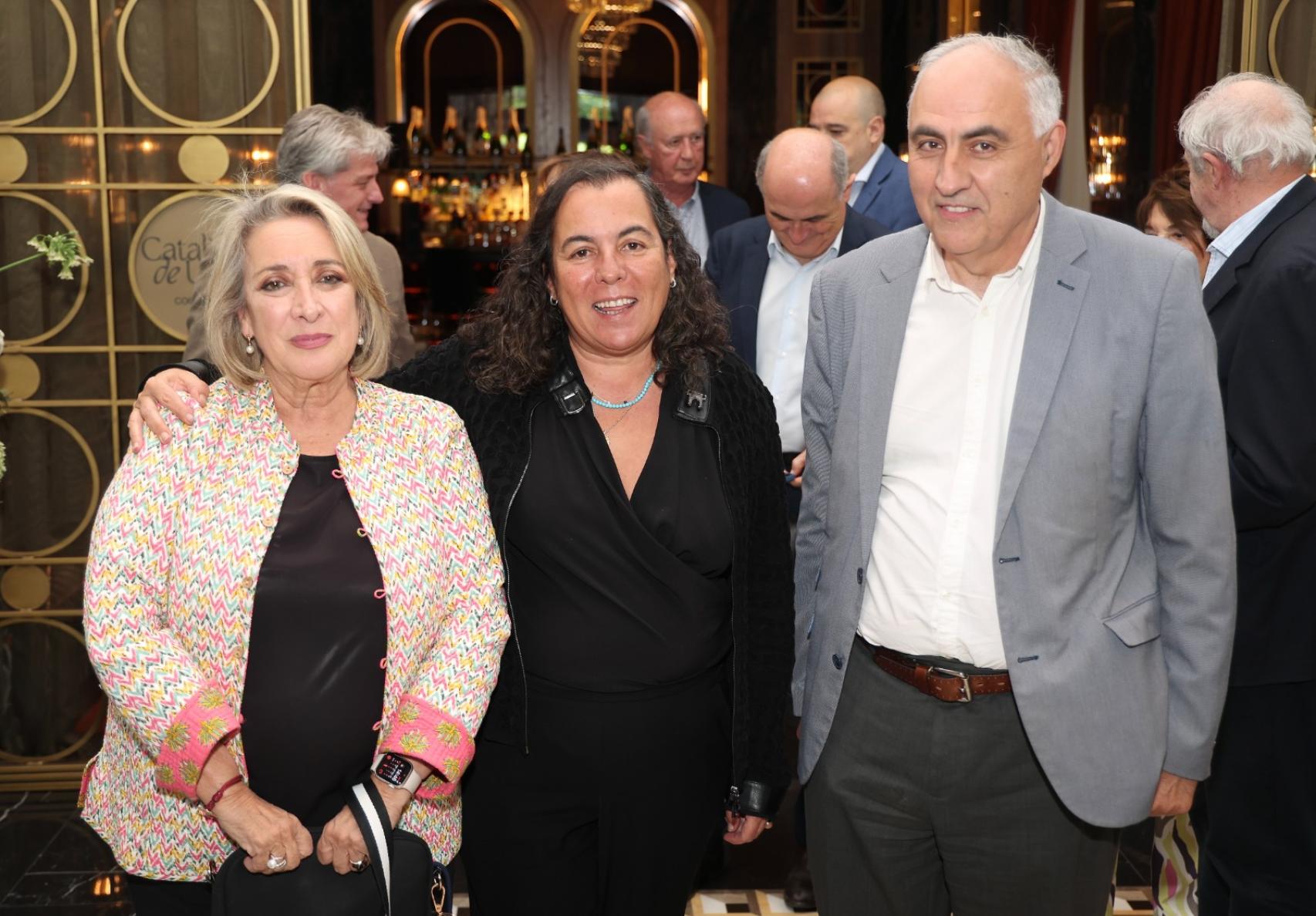 La presidenta del Club Conecta y presidenta ejecutiva de EL ESPAÑOL de Castilla-La Mancha, Esther Esteban, y el director de El Economista, Amador G. Ayora, junto a Eva Maneiro.