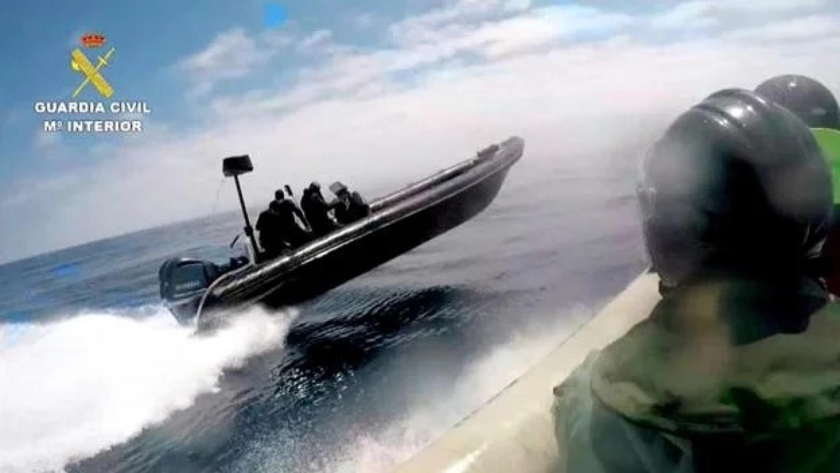 Una embarcación de la Guardia Civil, en plena persecución de una narcolancha. 