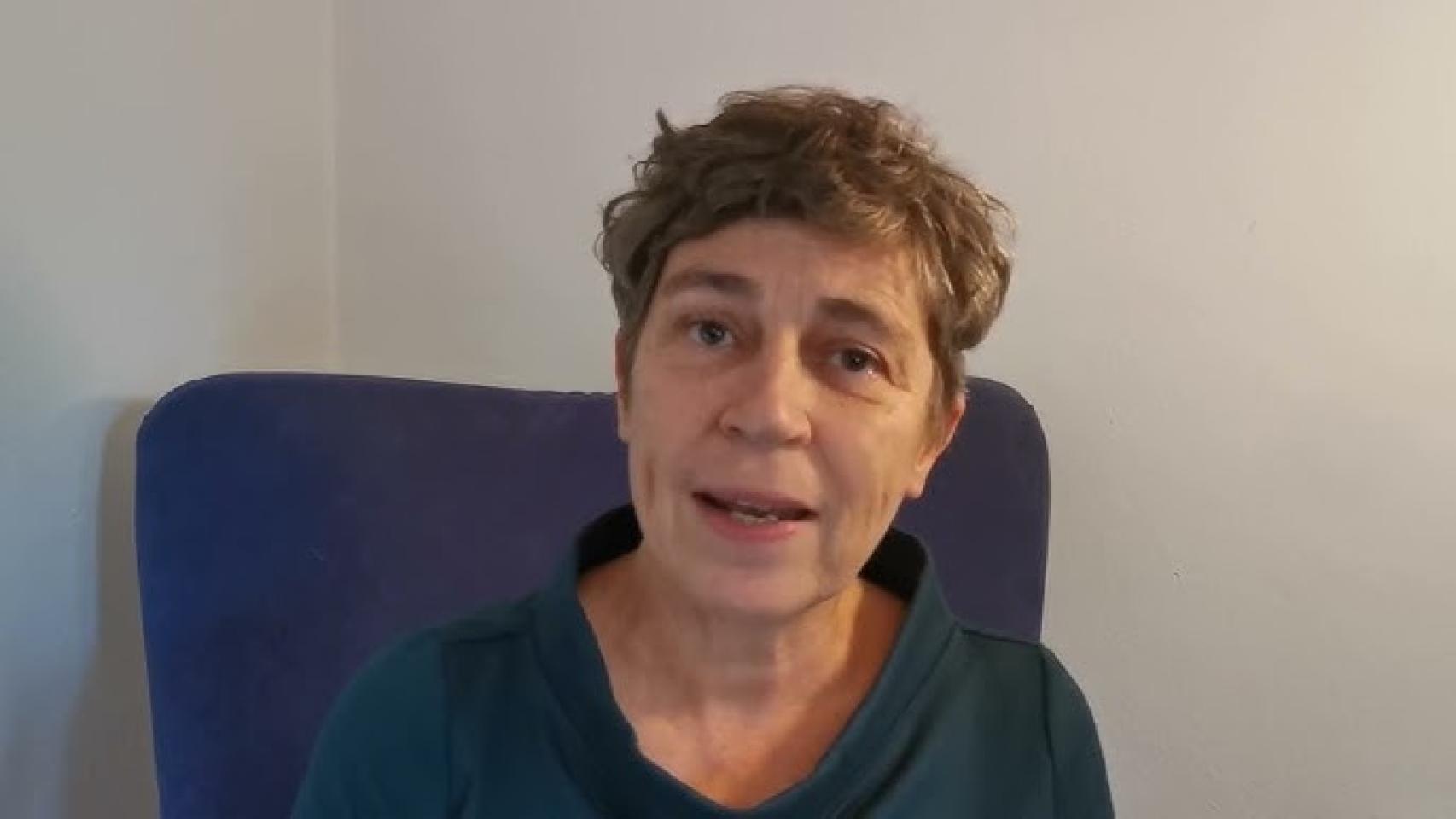 La psicóloga Babette Renneberg explica por qué nos comportamos de forma tan extraña en los ascensores.