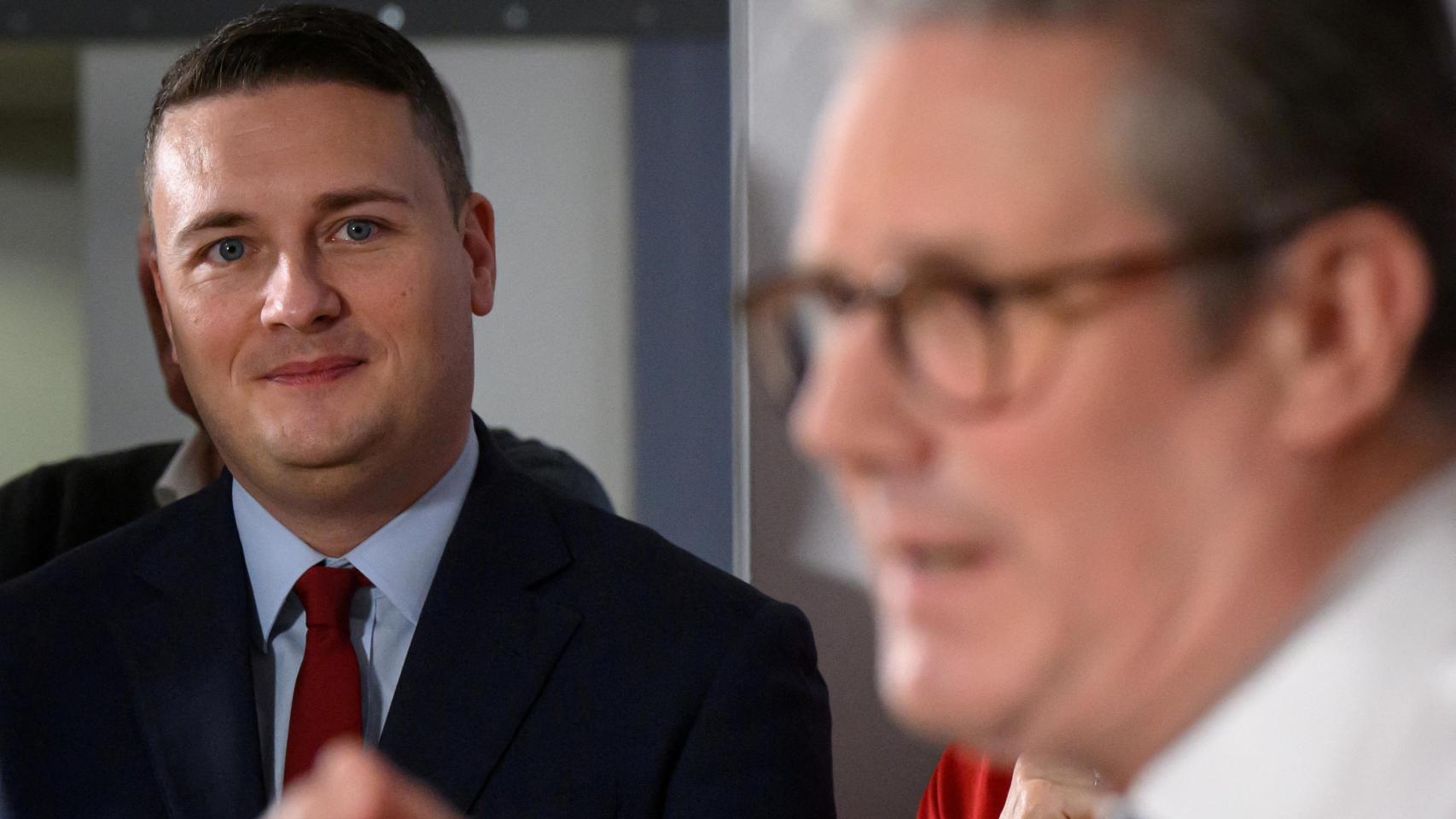 El ya exministro de Sanidad Wes Streeting (izquierda) escucha hablar al primer ministro británico Keir Starmer en enero de 2025.