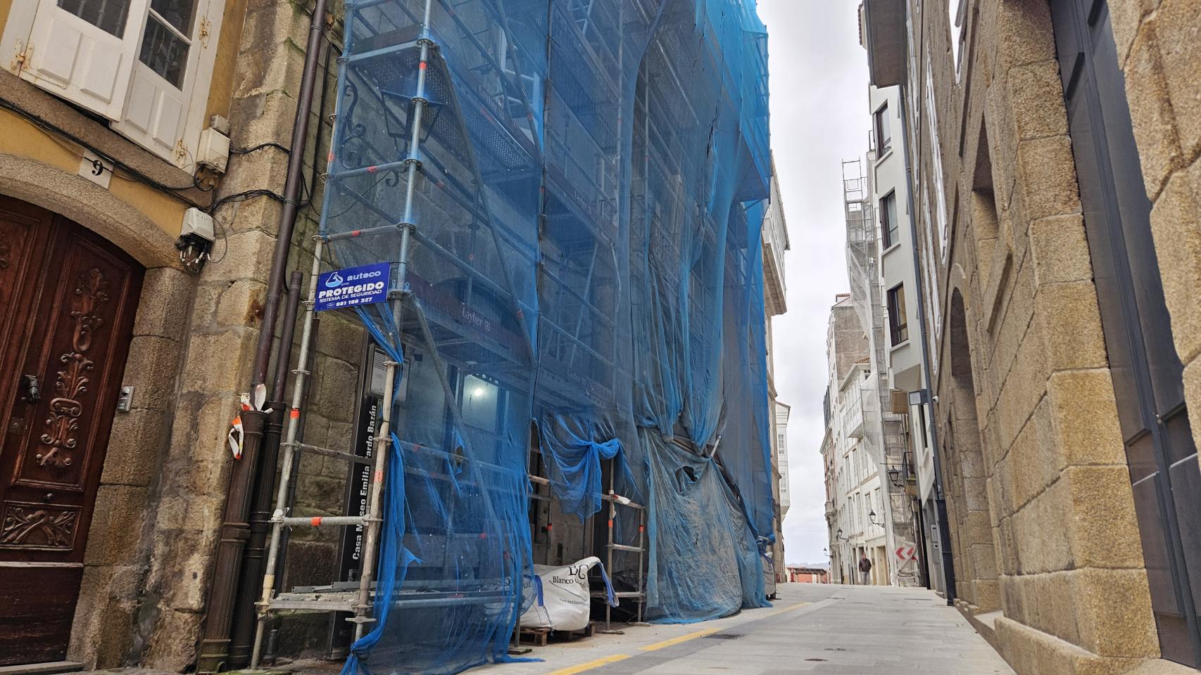 Fachada de la Real Academia Galega en obras.
