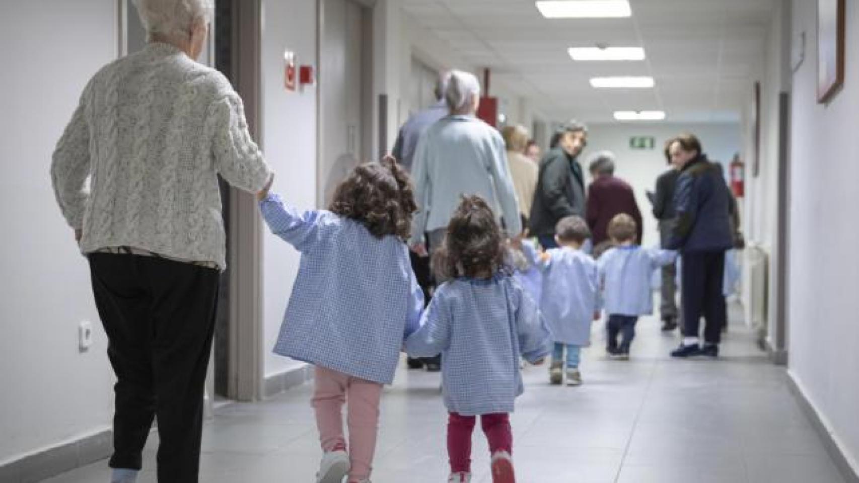 Programa piloto catalán en el que ancianos y niños de preescolar conviven juntos. 