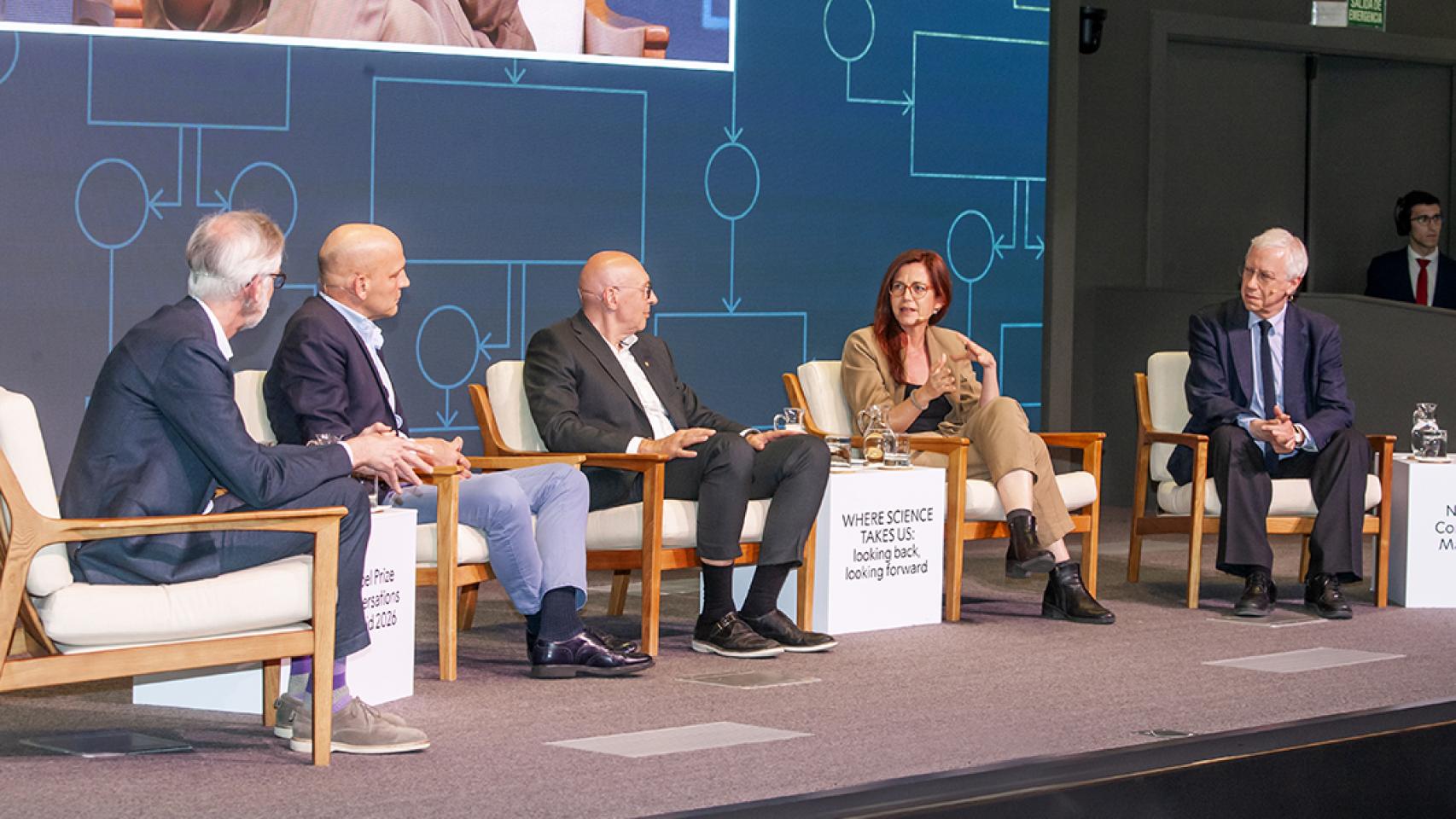 Un momento de la conferencia que reunió a Stefen Hell, Benjamin List, Laura Nuño de la Rosa y José Manuel Sánchez Ron. Foto: Fundación Ramón Areces