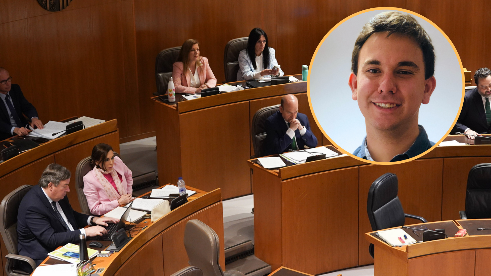 Alejandro Poy, con la bancada de Vox de fondo.