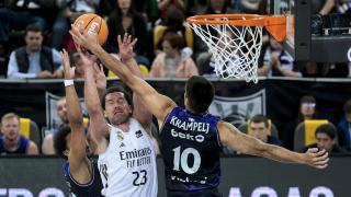Llull lucha por un balón compartido en el partido contra el Bilbao.