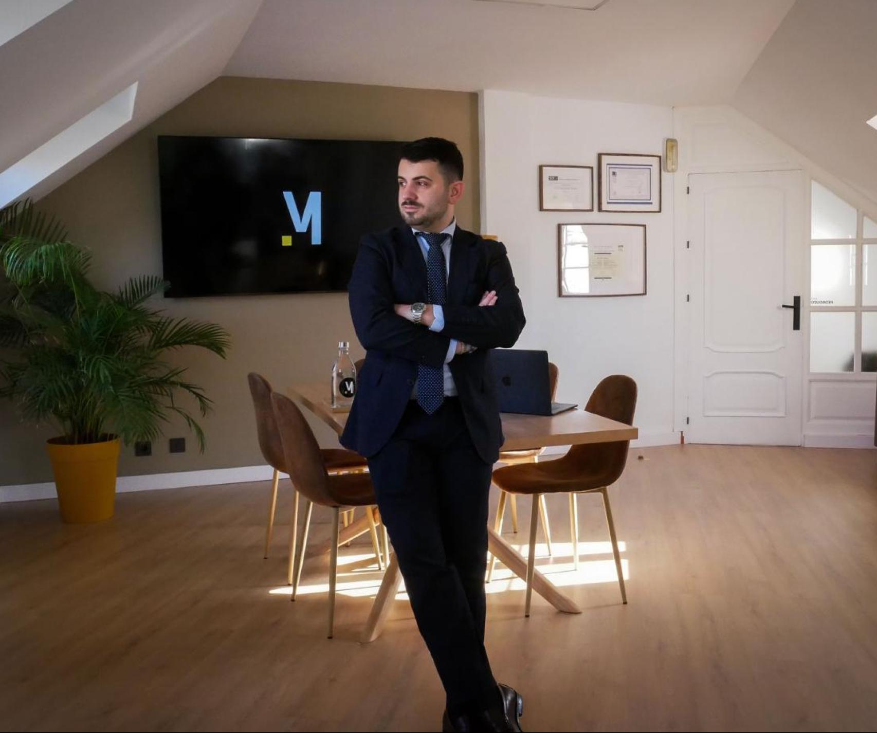 Marc posa apoyado en una silla.