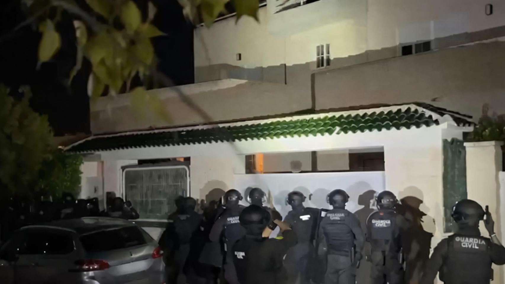 Simon Dutton asoma la cabeza cuando los agentes de la GRS avisan de la entrada a su chalet.
