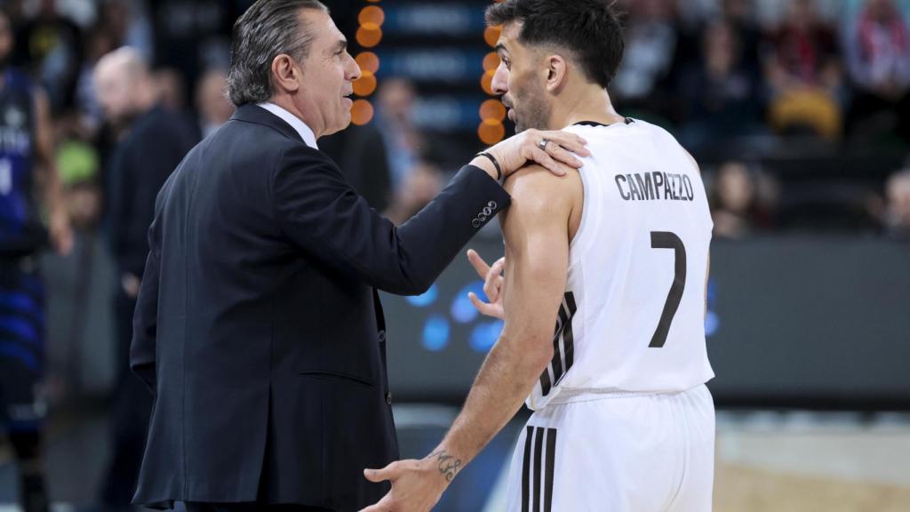Scariolo y Campazzo dialogan en pleno partido.