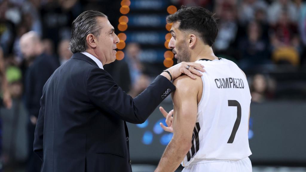 Scariolo y Campazzo charlan en pleno partido.