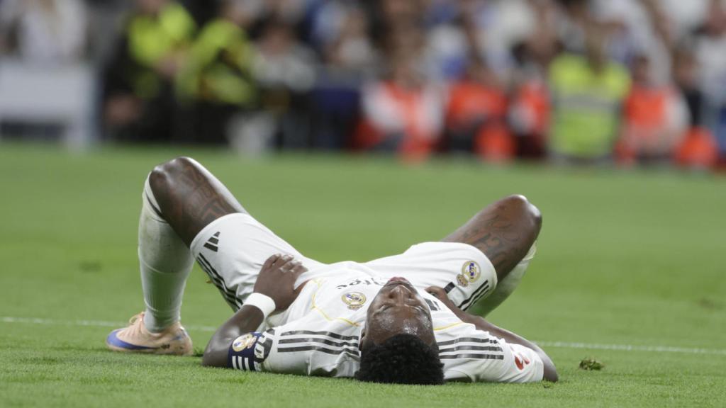 Vinicius, tendido en el terreno de juego durante el Real Madrid - Oviedo.
