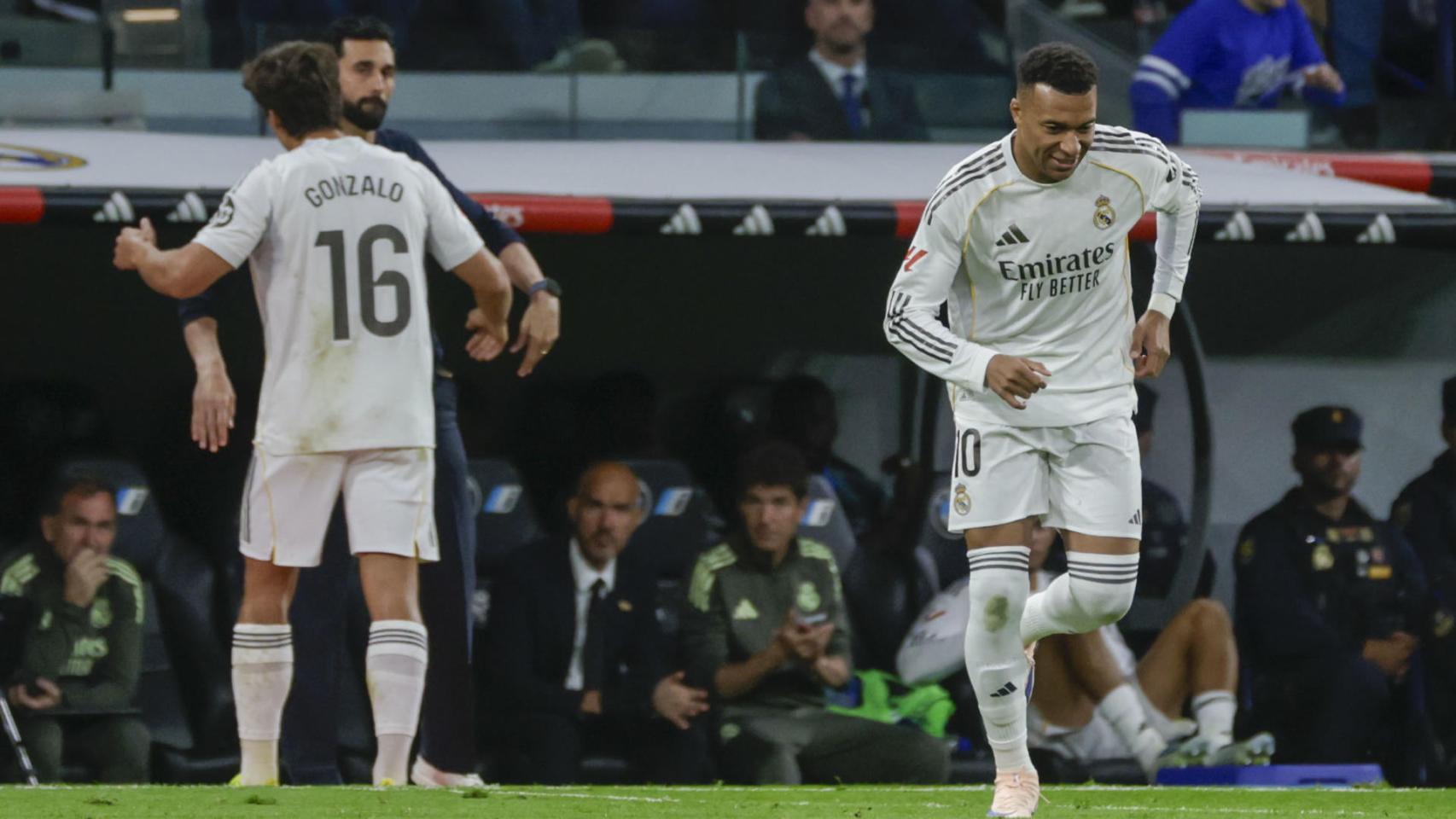 Mbappé entrando al campo durante el Real Madrid - Oviedo.