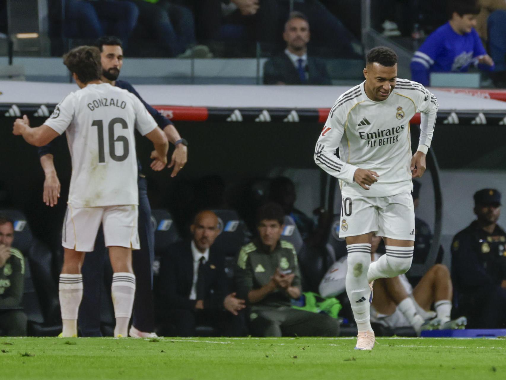 Mbappé entrando al campo durante el Real Madrid - Oviedo.