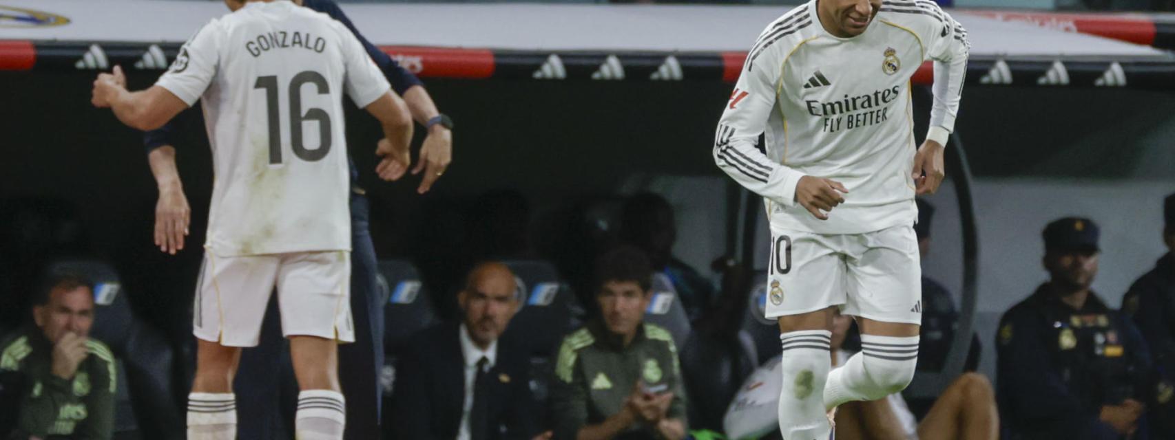 Mbappé entrando al campo durante el Real Madrid - Oviedo.