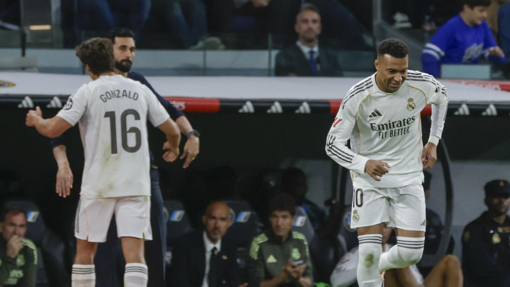Mbappé entrando al campo durante el Real Madrid - Oviedo.