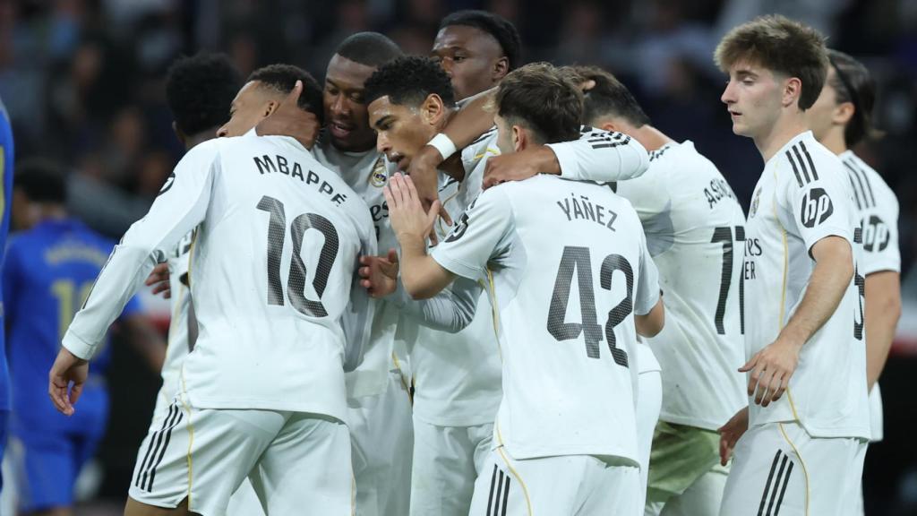 Bellingham, felicitado por sus compañeros tras su gol al Oviedo.