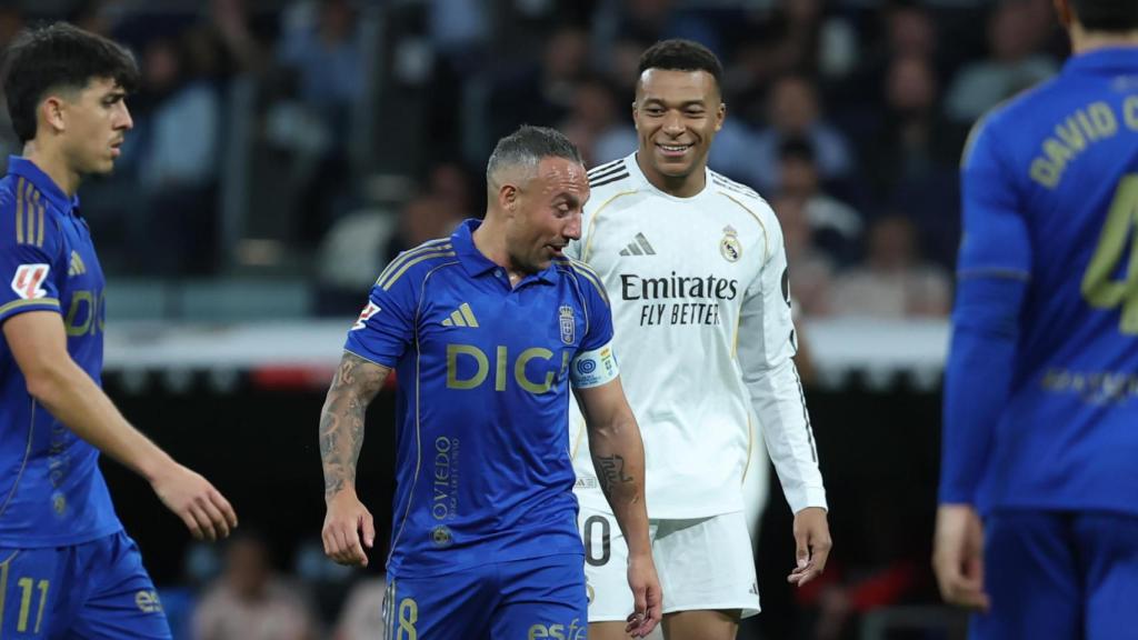 Santi Cazorla y Kylian Mbappé, durante el Real Madrid - Oviedo.