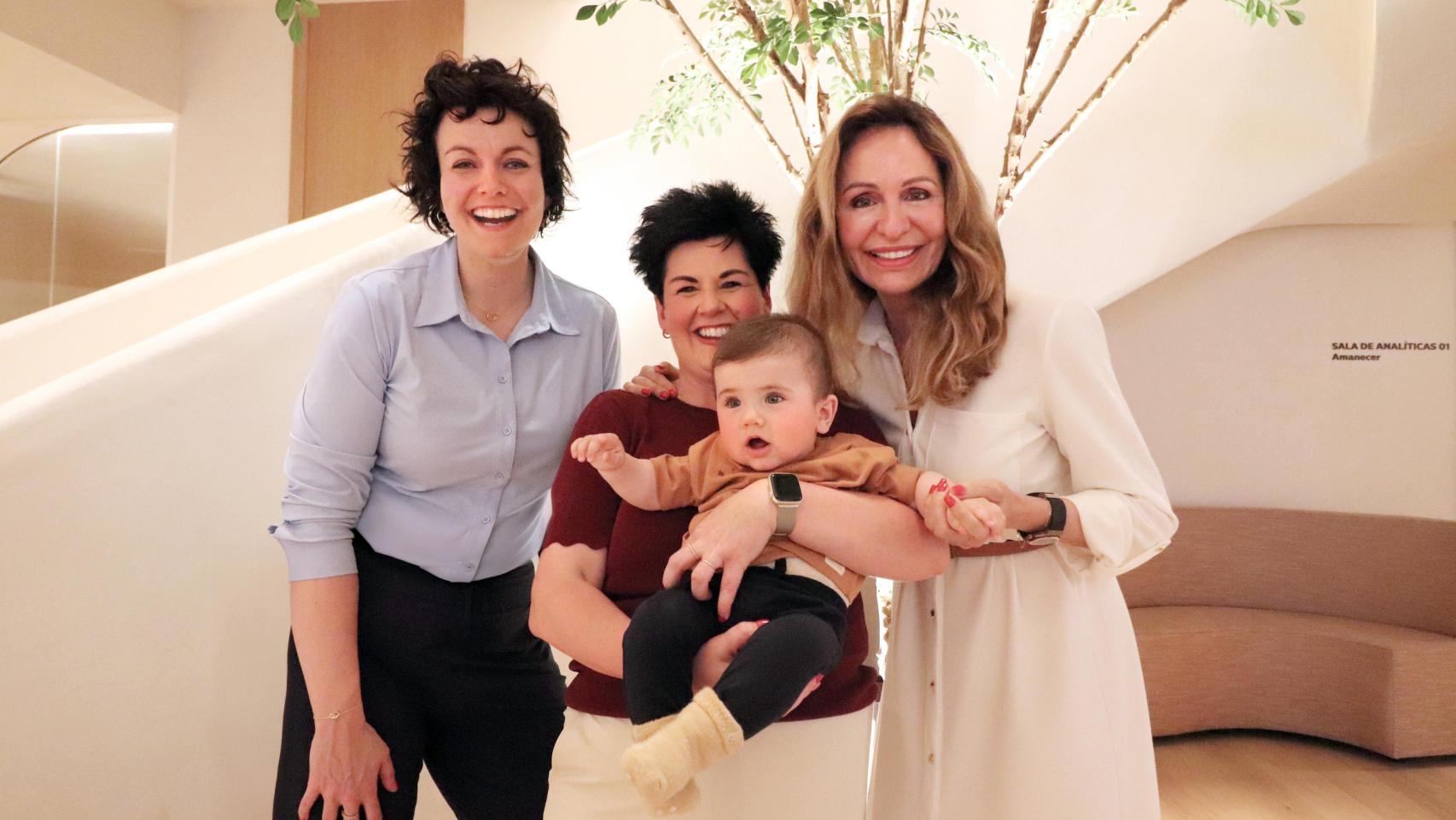 Dorien Waanders, madre de Cas, con su pareja Marlot y la CEO de la clínica Tambre, Inge Kormelink.