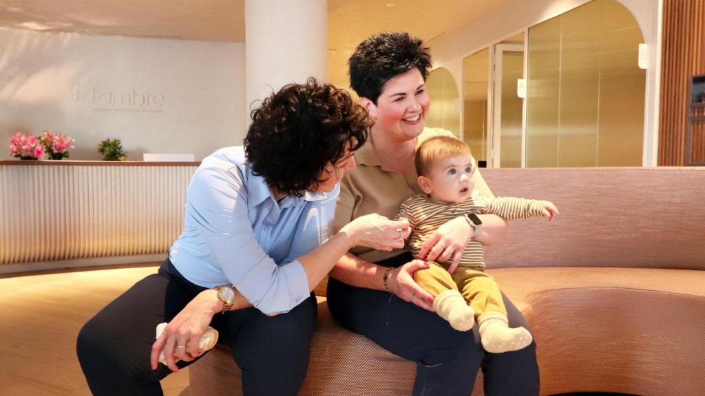 Dorien y Marlot con el bebé Cas en la recepción Tambre durante su visita a Alicante.
