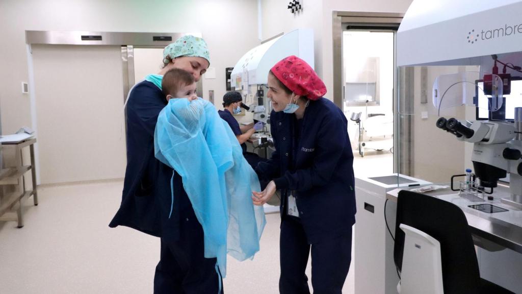 Dorien, Marlot y Cas han podido estar en el laboratorio con la jefa de laboratorio, Leonor Ortega y con Sara Ruiz, embrióloga que estuvo en la transferencia.