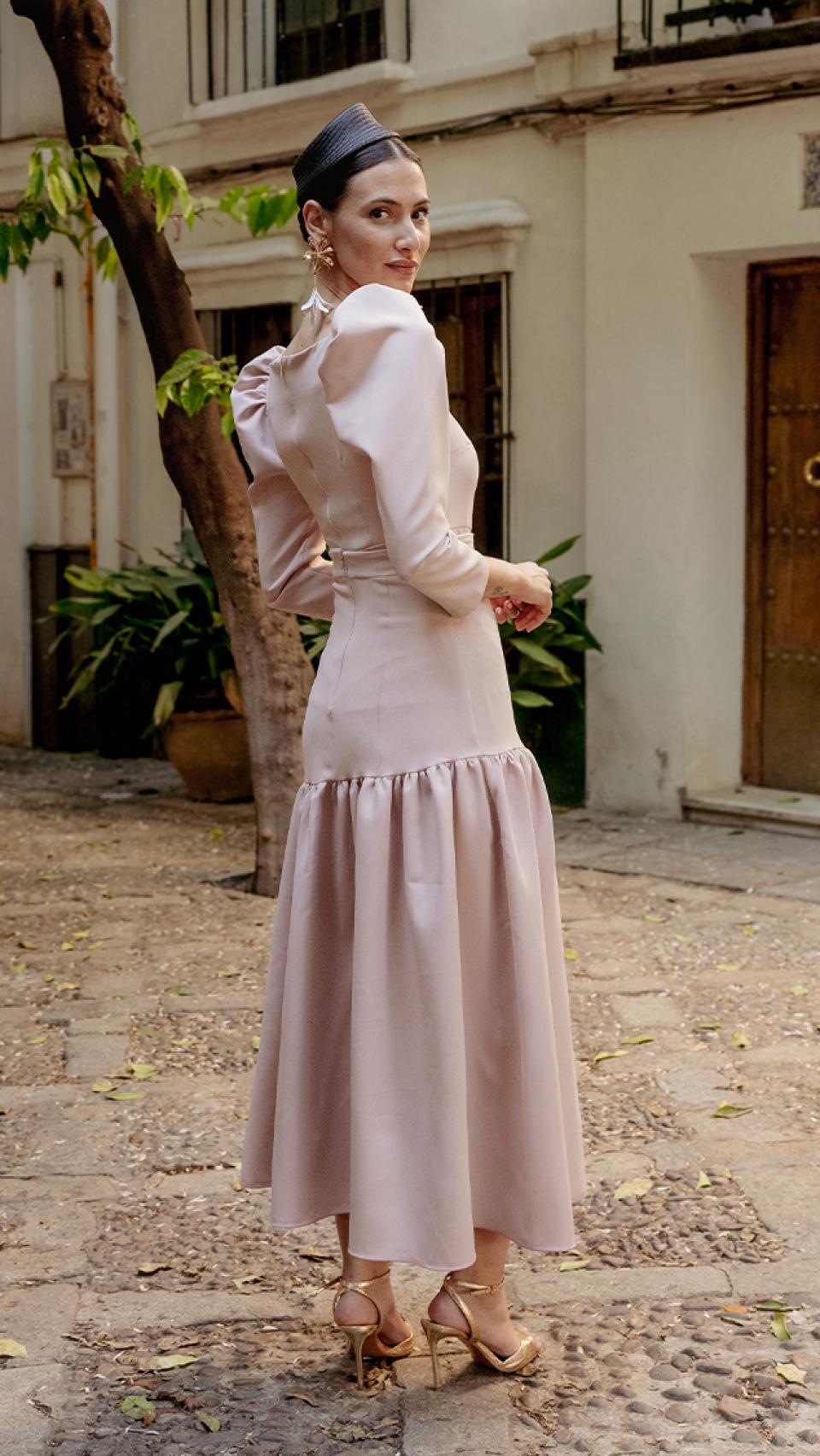 En la image, una modelo posa con el diseño Peonia.
