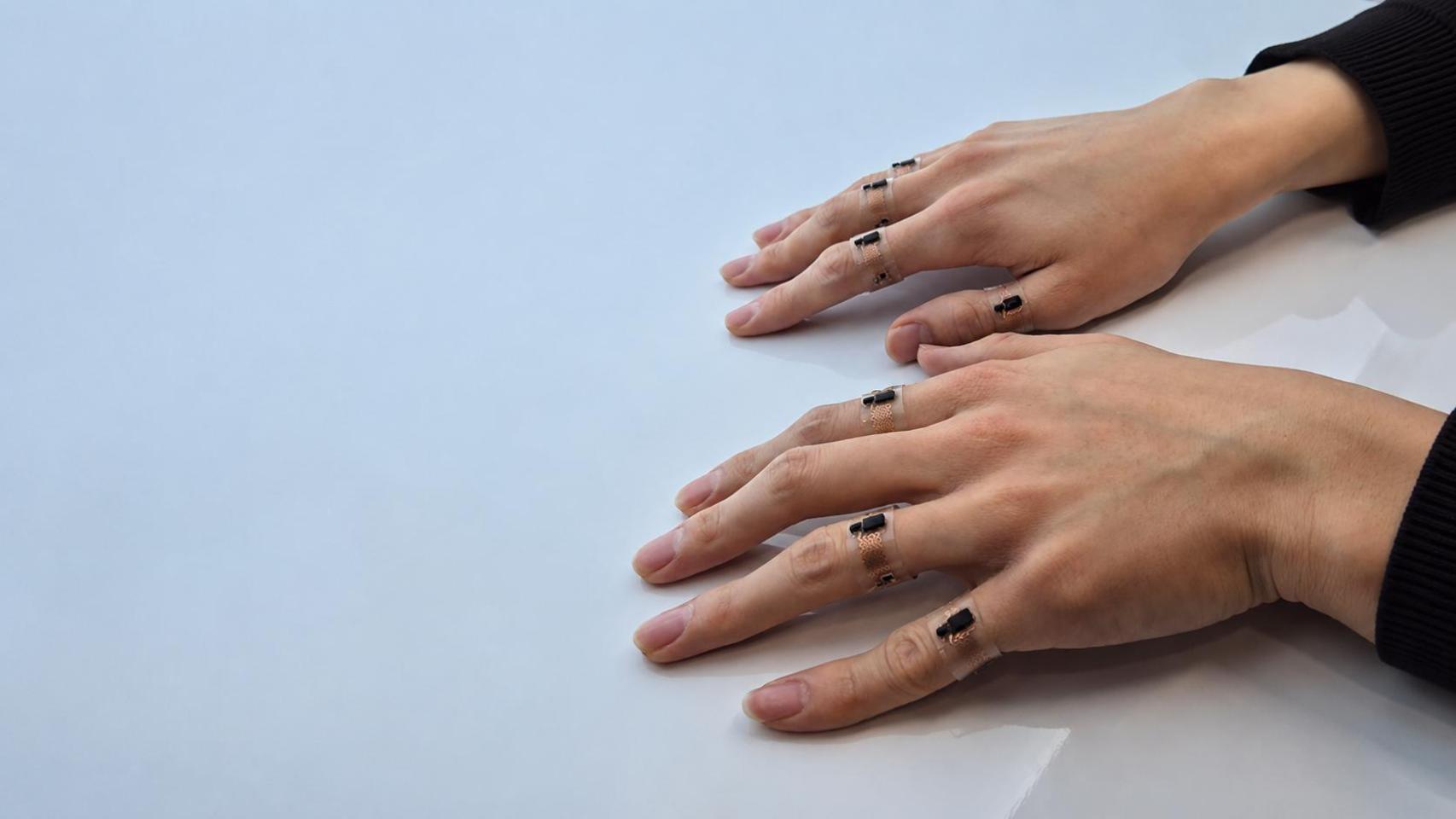 Siete anillos inalámbricos para transcribir lengua de signos