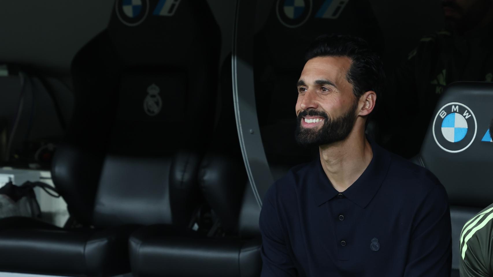 Arbeloa, en el banquillo del Real Madrid durante el partido ante el Oviedo.