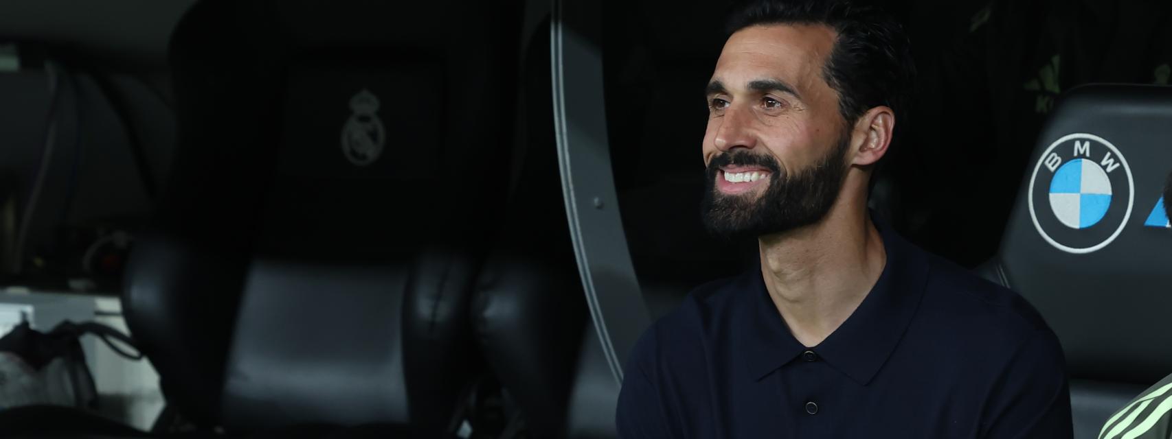 Arbeloa, en el banquillo del Real Madrid durante el partido ante el Oviedo.
