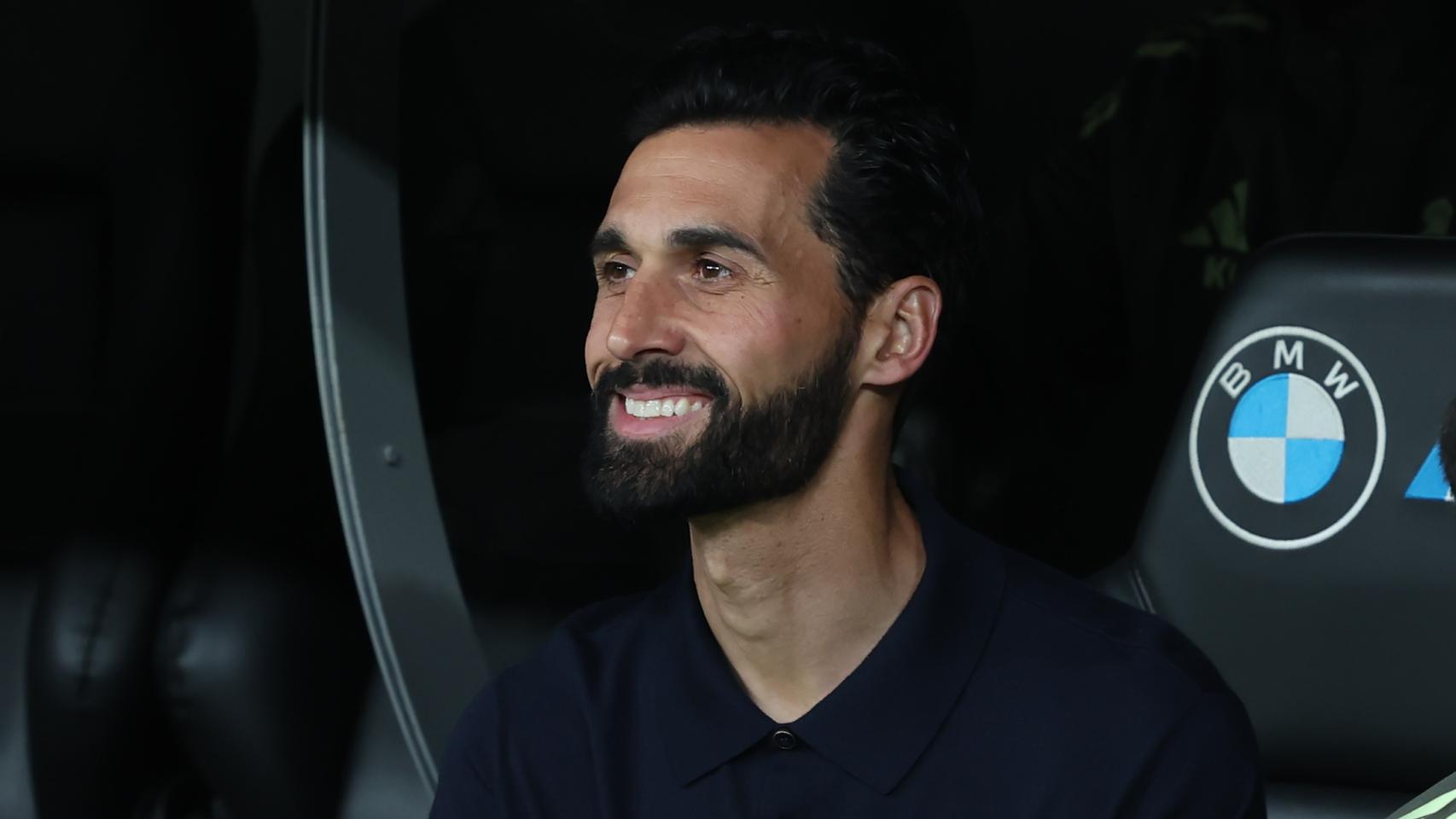 Arbeloa, en el banquillo del Real Madrid durante el partido ante el Oviedo.