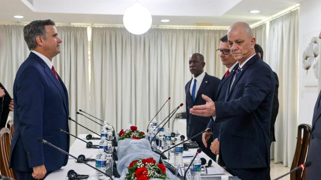 El director de la CIA, John Ratcliffe (i), en su encuentro con las autoridades cubanas.