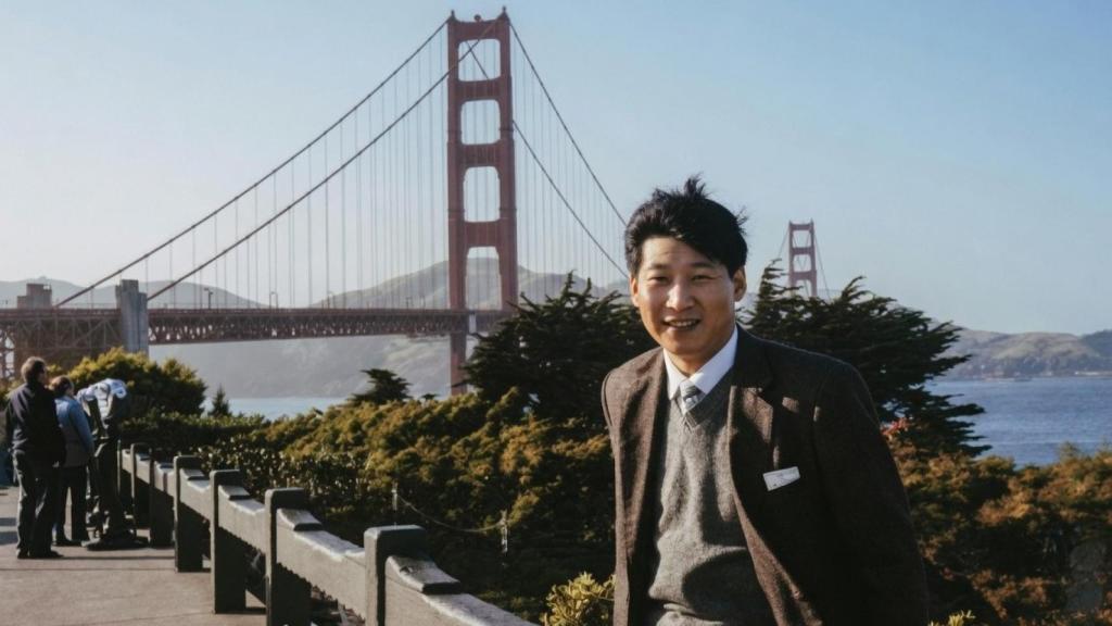 Xi Jinping posa en 1985 delante del puente Golden Gate que cruza la bahía de San Francisco.