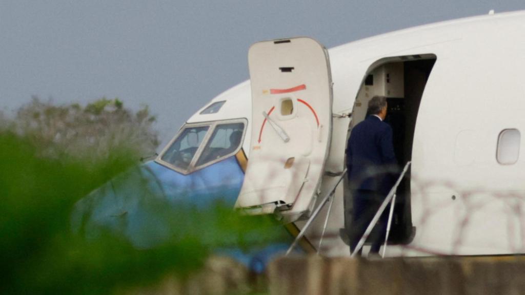 John Ratcliffe, director de la CIA, subiendo al aeropuerto que lo trasladó a La Habana.