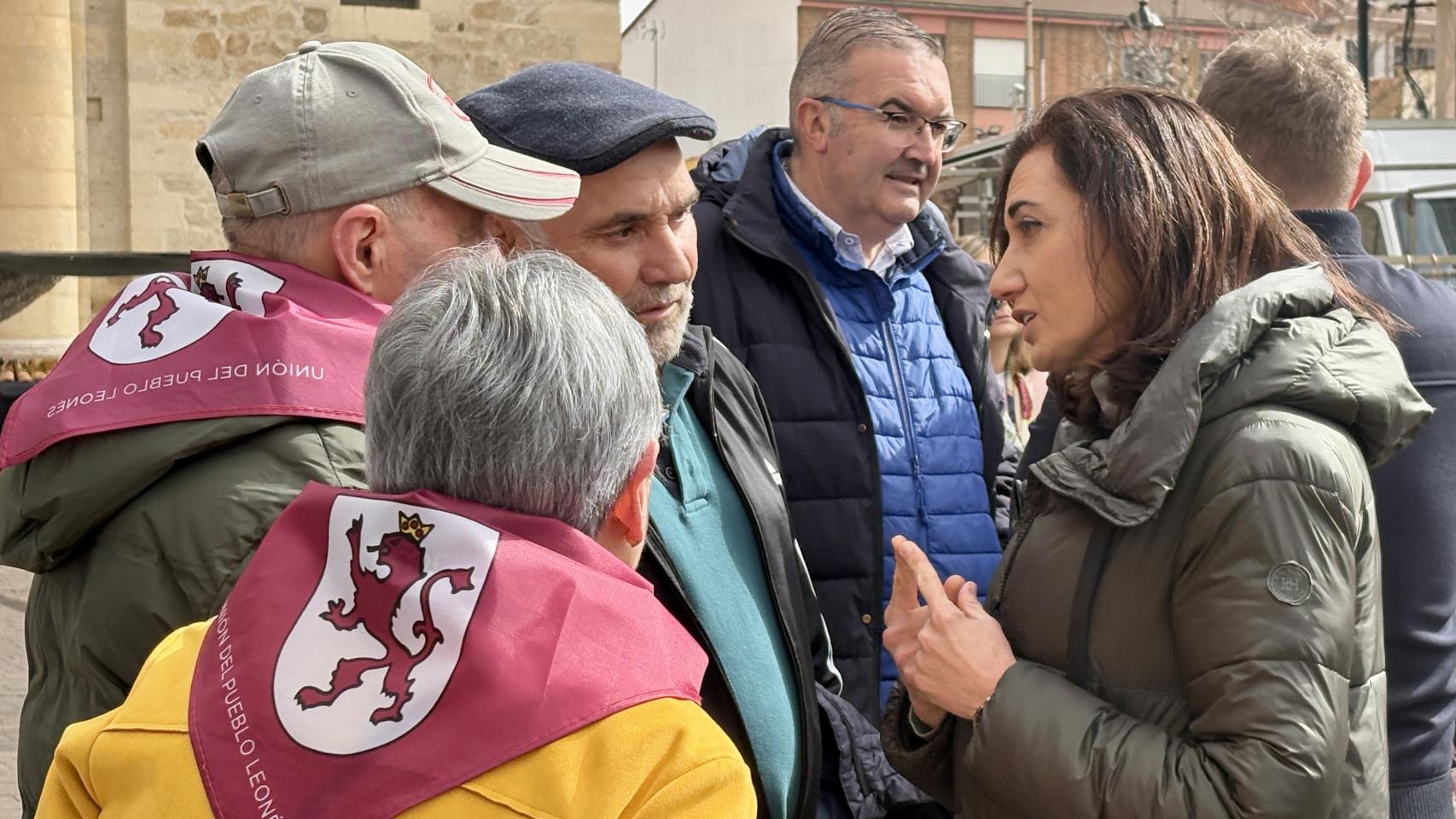 Alicia Gallego visita a la localidad leonesa de Valencia de Don Juan