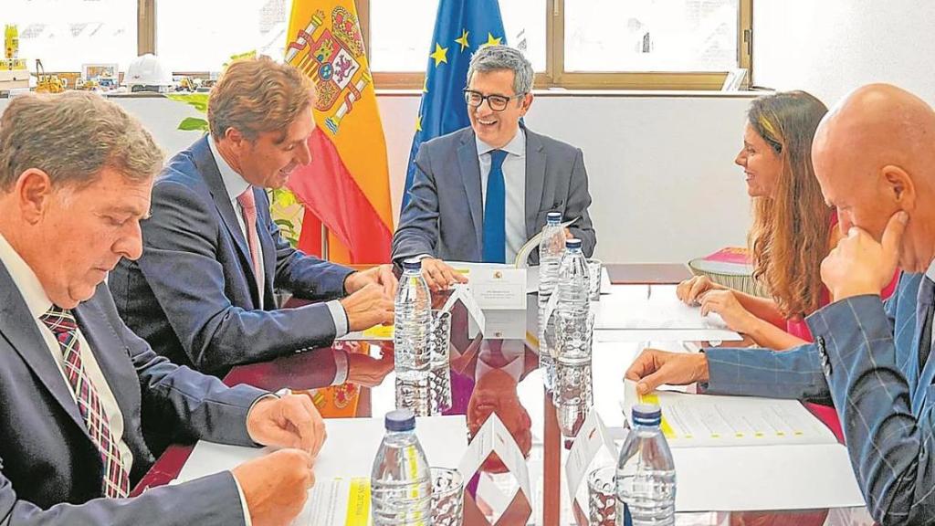 El ministro de Justicia, Félix Bolaños, reunido con Manuel Luna (1i), presidente del Tribunal Superior de Justicia de Murcia, en septiembre de 2025.
