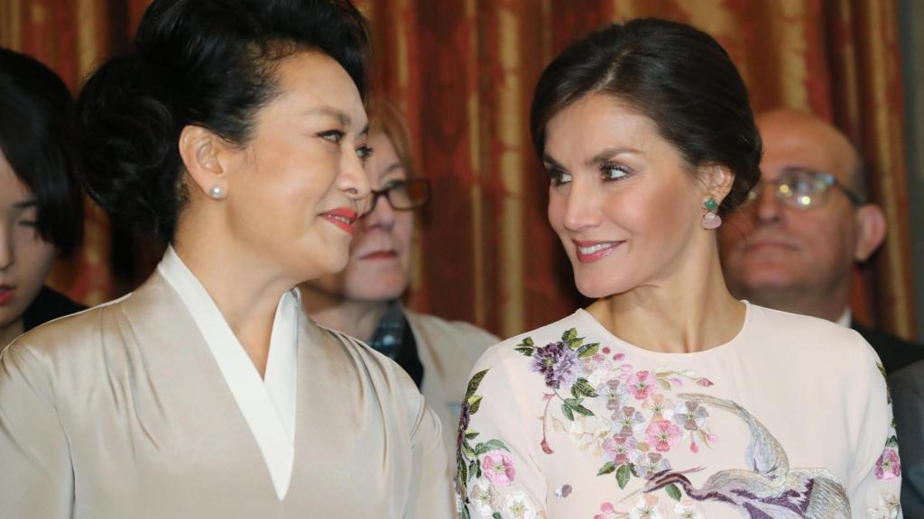 La primera dama china Peng Liyuan y la reina Letizia durante la visita de Estado a Madrid en 2018.