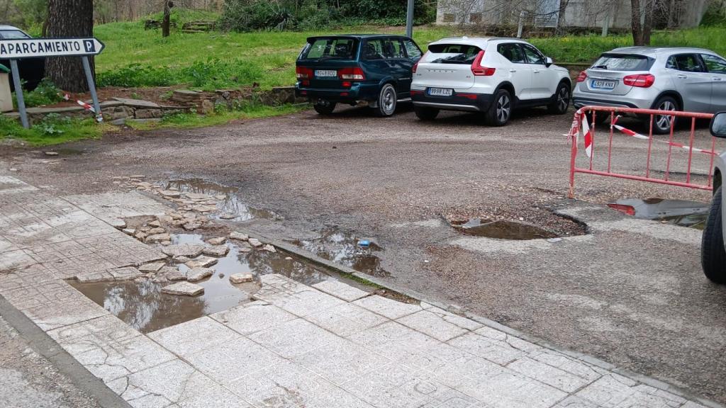 Baches en el aparcamiento del Hospital Provincial de Toledo.