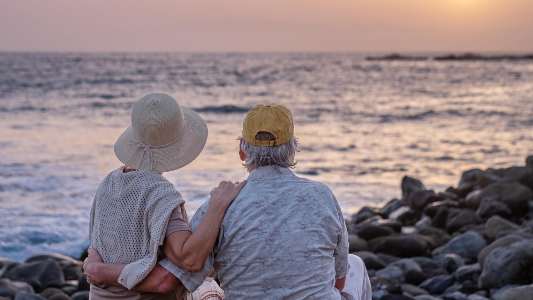 Una pareja observa la puesta de sol