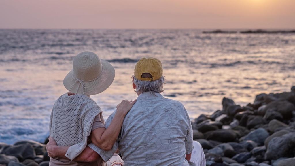 Una pareja observa la puesta de sol